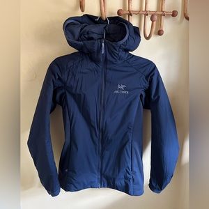 Arcteryx Women’s Atom Hoody in blue. XS. GREAT condition .